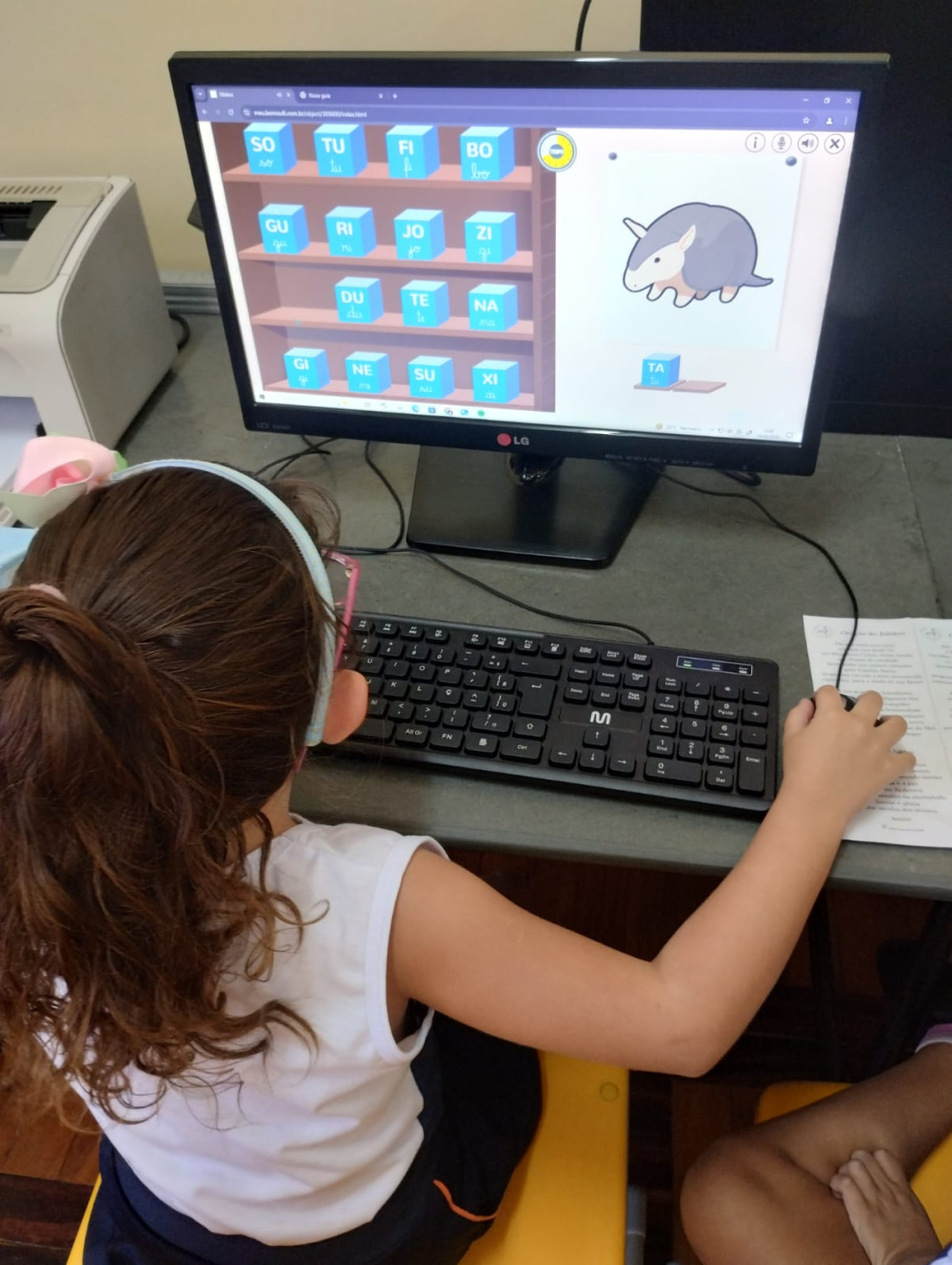 Colégio Carmo · Jogos de alfabetização na aula de Informática do 1º ano