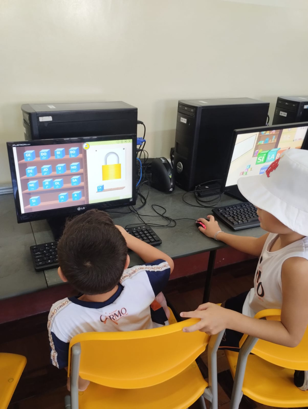 Colégio Carmo · Jogos de alfabetização na aula de Informática do 1º ano