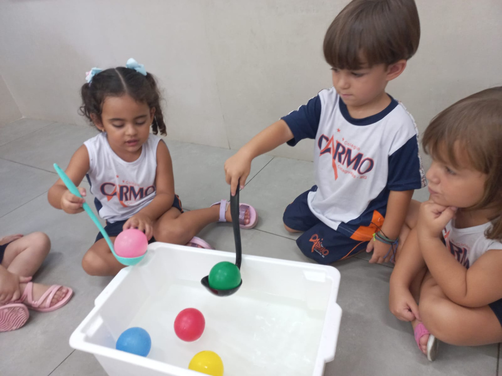 Colégio Carmo · Brincadeiras promovem a interação e a coordenação motora