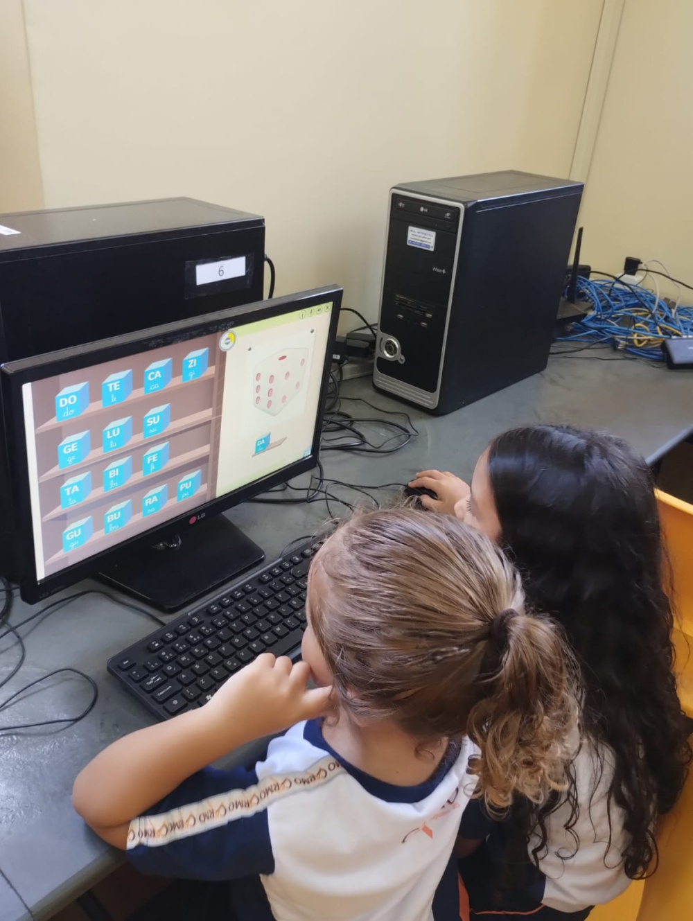 Colégio Carmo · Jogos de alfabetização na aula de Informática do 1º ano