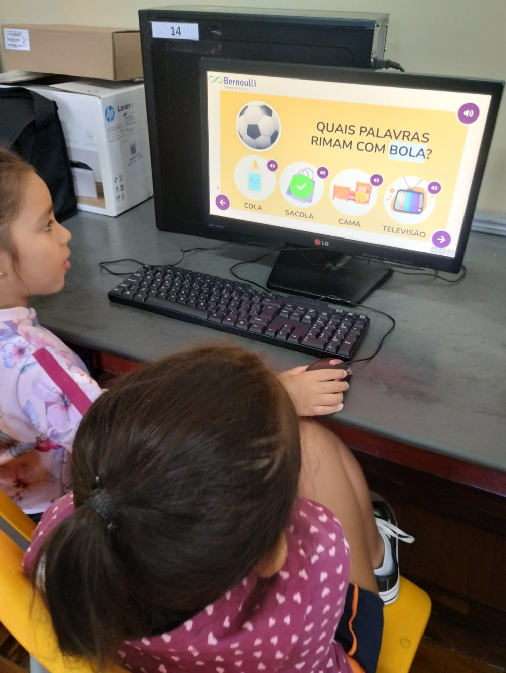Colégio Carmo · Jogos de alfabetização na aula de Informática do 1º ano